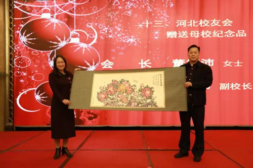 董棛沛会长代表河北校友会向母校赠送纪念品_副本.jpg